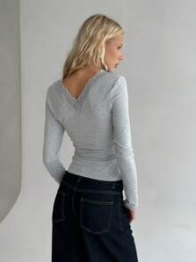 TRNVIE 1pc Women's Simple V-Neck Lace Patchwork Long Sleeve Tight Fitted T-Shirt, White, Versatile Christmas & Winter Wear For Spring 2000s Style Tight Tops - Light Grey - View 2