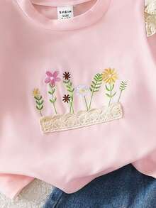 SHEIN Playful Pals Conjunto de camiseta de manga corta con cuello redondo y bordado floral, y pantalones cortos vaqueros bordados con flores de estilo coreano para niñas bebé en verano - Rosa - Ver 3