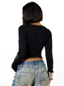 SUMWON WOMEN Áo croptop dài tay nữ cổ vuông, họa tiết in hình trường đại học, màu đen, phong cách đường phố thường ngày. - màu đen - Xem 2
