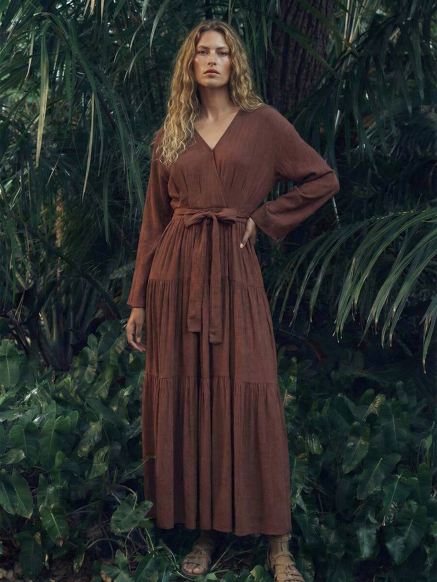 Maija V领无袖宽松A字连衣裙，玫瑰红褶皱面料，适合都市女性秋冬季穿着 - 棕色 - 查看 1
