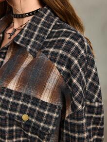 ROMWE Grunge Punk Camisa oversize vintage de cuadros a patchwork con remaches, bolsillos y puños - Multicolor - Ver 2