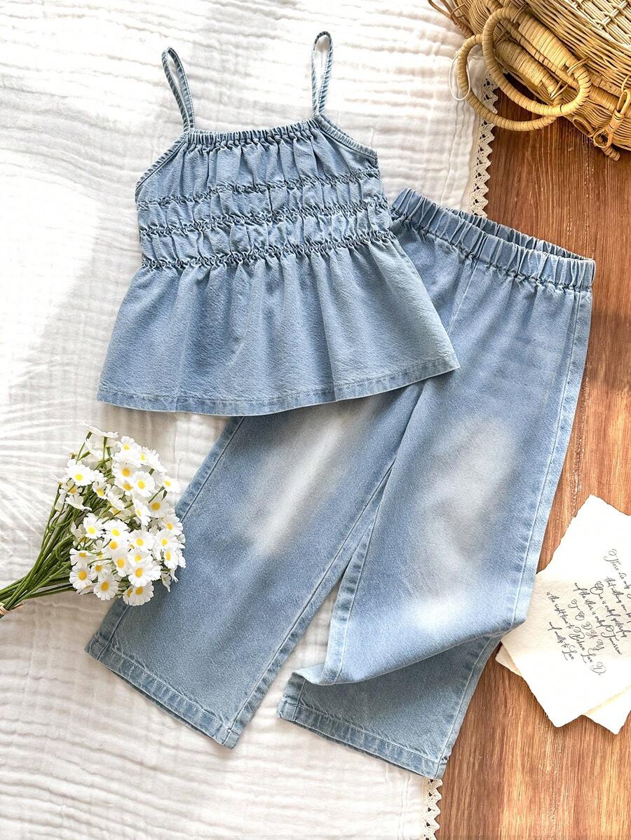 SHEIN Vintaside Kids 女童新款淺藍色水洗休閒修身牛仔吊帶上衣 @ 休閒寬鬆直筒牛仔褲，彈性腰帶設計，輕量柔軟棉質牛仔布料，時尚女孩必備，適合春夏穿著，簡約時尚百搭，日常 OOTD、拍照、購物、出遊、聚會，2026夏季新品