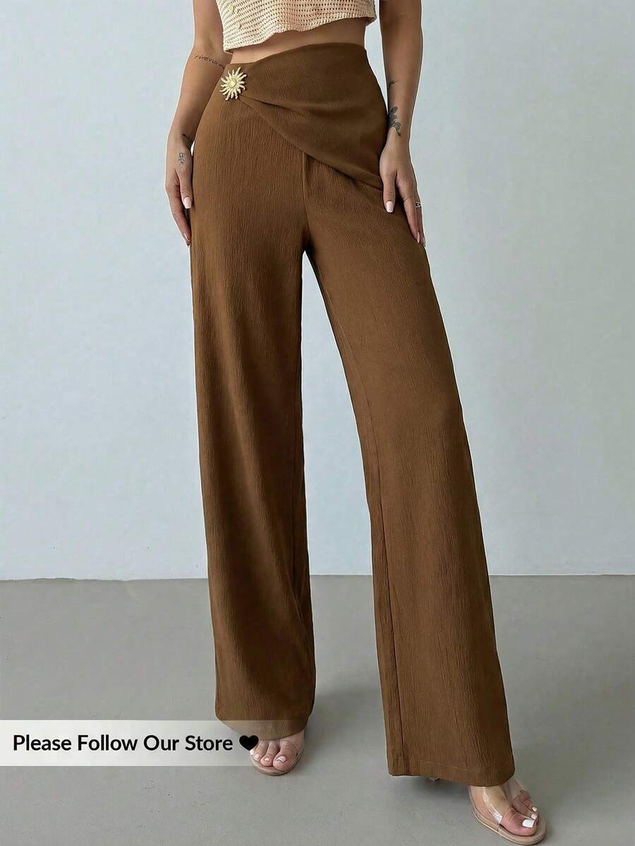 Firerie Pantalones rectos sueltos de verano con decoración metálica en la cintura asimétrica, de cintura media, de color beige sólido, elegantes y versátiles para uso diario, de estilo urbano y casual - Café integral - Ver 1