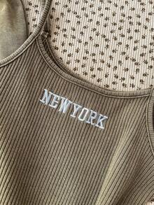 SHEIN Conjunto de 2 piezas para niña preadolescente: Mono de punto acanalado con bordado de copo de nieve y Nueva York, y pantalones jogger casuales minimalistas retro con estampado de copos de nieve - Caqui - Ver 4