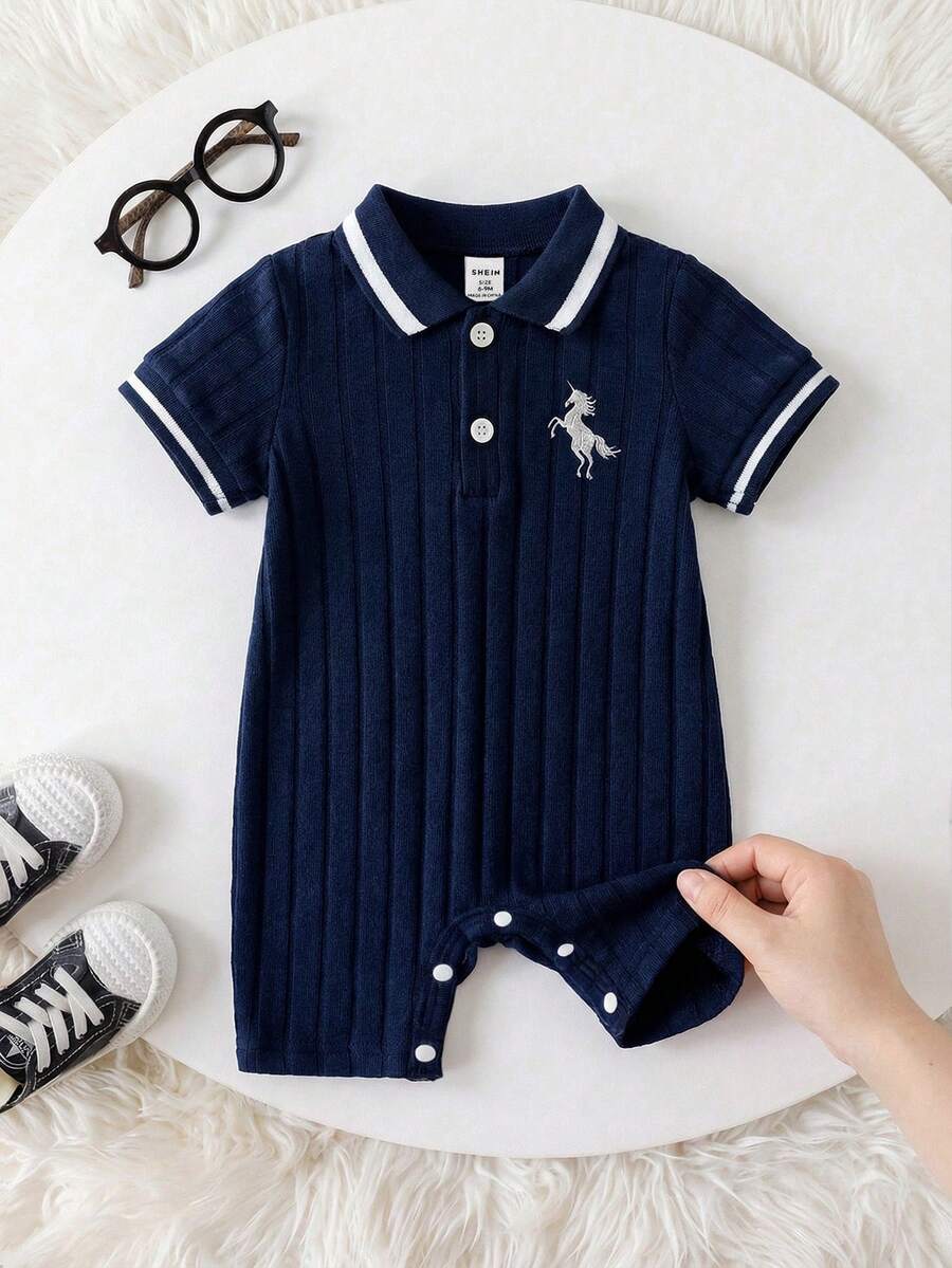 SHEIN Playful Pals 3-24M 男嬰 Polo 領刺繡馬前襟連身褲 海軍藍 夏季休閒 親子款 柔軟彈性面料 學院風 壓扣開襟 - 藍色 - 查看 1
