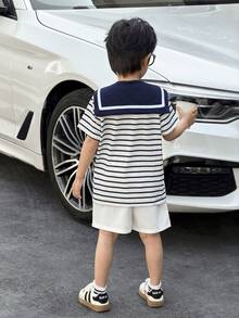 SHEIN Little Byeori 两件套男童休闲运动学院风文艺复古黑白条纹圆领T恤搭配白色短裤，配披肩装饰，适合儿童穿着，适合男童返校穿着，也适合生日派对、晚宴、演出、婚礼、洗礼、开幕式、日常穿着，适合上学、旅行、度假，适合春夏季节穿着。 - 白色 - 查看 3
