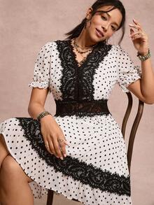 SHEIN VCAY Robe à la mode pour femmes grandes tailles avec contraste de dentelle et imprimé à pois, manches à volants - Blanc - Voir 2