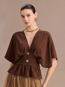 Uhlyne 女士夏季时尚焦糖棕色V领蝙蝠袖收腰褶皱面料衬衫，荷叶边下摆和木质纽扣设计，通勤和休闲穿着皆宜 - 咖啡棕 - 查看 3