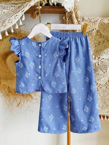 Elladie kids 女童春夏休闲简约韩版两件套。采用编织花卉印花纹理面料。白色无袖圆领上衣，后背纽扣开襟设计，搭配同色系休闲裤。适合年轻女孩，韩版简约风格，可爱又淑女，适合日常、上学、外出、度假等休闲场合穿着。春夏套装，女童服装，女童套装，女童夏季套装，女童配套套装。夏季服装。柔软舒适。 - 藍色 - 查看 2