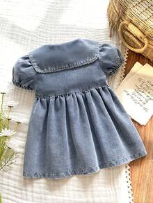 SHEIN Vintaside Kids 女婴牛仔休闲宽松短袖连衣裙，采用水洗做旧工艺，宽领设计，饰有可爱蝴蝶结，轻盈柔软的棉质牛仔面料，时尚百搭，是女孩们的必备单品，适合春夏穿着，休闲、拍照、外出、派对等场合皆宜，夏季新品上市。 - 淺色水洗藍 - 查看 3
