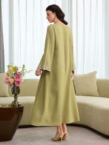 Yasmyna 女士绿色梭织长袖刺绣花卉边饰V领优雅浪漫阿拉伯风格长款连衣裙，春夏款 - 綠色 - 查看 2