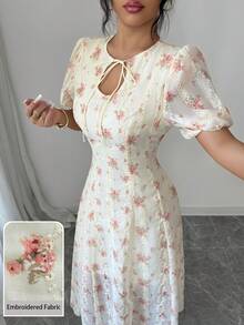 Modelyn 女士系带领花卉刺绣优雅收腰长花瓣袖派对连衣裙 - 黃色 - 查看 4