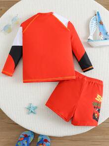 SHEIN Bộ đồ bơi dài tay cổ tròn ôm sát, in hình xe hơi hoạt hình màu đỏ, dành cho bé trai, thích hợp cho mùa hè, bãi biển, kỳ nghỉ và bơi lội. - Đỏ - Xem 2