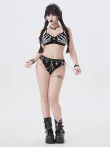 ROMWE Bộ bikini 2 mảnh phong cách Gothic bí ẩn và óng ánh, đa năng với họa tiết thêu tay hình xương và dây đeo mảnh, kết hợp quần bikini tam giác cạp cao, thích hợp cho các kỳ nghỉ, tiệc tùng, lễ hội âm nhạc. Đồ bơi Gothic, áo tắm Gothic cho nữ, bộ bikini nữ 2580198, áo bikini hình xương, đồ bơi Y2K, bikini Gothic màu đen, đồ bơi 2 mảnh cho nữ. - màu đen - Xem 5