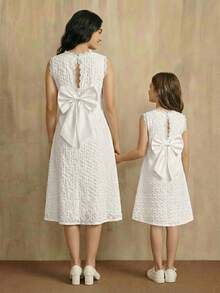 SHEIN Đầm không tay màu trơn thanh lịch cho bé gái tuổi teen với nơ trang trí, đầm mẹ con, đầm nơ, đầm màu ngà thanh lịch, đầm ren, đầm trẻ em, đầm trắng thanh lịch, đầm ren thanh lịch, đầm màu ngà cho bé gái, đầm trẻ em, đầm ren cho bé gái, đầm trắng thanh lịch, đầm trắng nơ cho trẻ em, đầm màu ngà cho bé gái, đầm ren trắng cho bé gái, đầm trắng thanh lịch có nơ cho bé gái, đầm nơ trắng cho bé gái, đầm màu ngà cho bé gái, đầm trắng jacquard trắng đồng bộ cho mẹ và con. - trắng - Xem 5