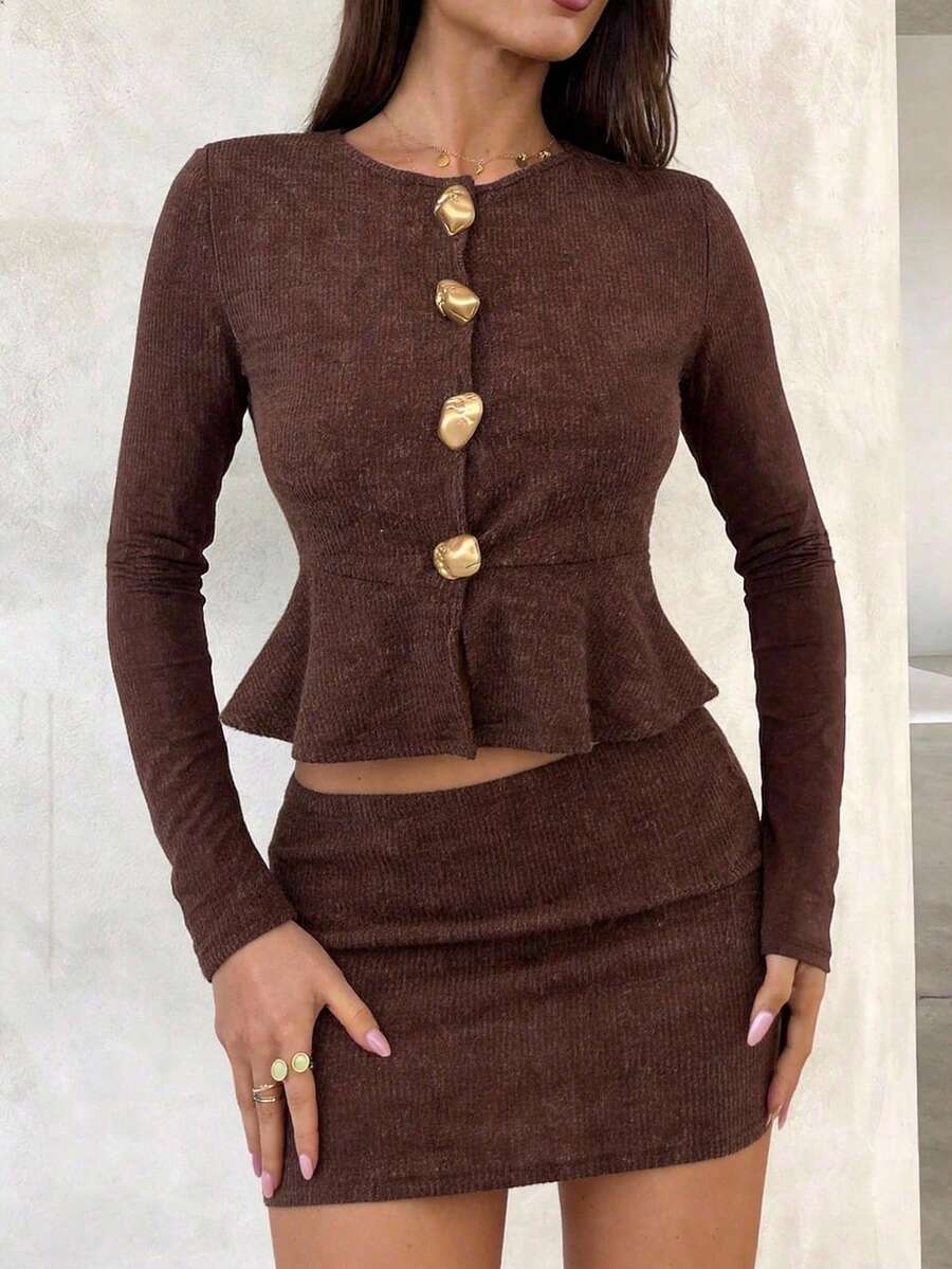 Aloruh Bộ 2 món: Áo dệt kim jacquard màu nâu tối giản dành cho người đi làm, phối cùng chân váy ngắn, thích hợp cho mùa Thu/Đông.
