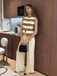 Chiquease 年轻时尚简约法式风格日常通勤度假黑白条纹圆领不对称金属纽扣不对称下摆开衩修身针织上衣，百搭罗纹针织面料，春夏秋三季皆宜 - 芥末黃 - 查看 4