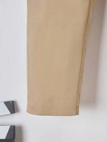 这款经典的黑色男童梭织长裤设计简约优雅。采用优质梭织面料，版型挺括有型，同时又柔软舒适，适合日常穿着、外出或各种休闲场合。直筒裤型方便活动，可轻松搭配T恤、衬衫或外套，是小男孩衣橱中不可或缺的实用单品。 - 卡其色 - 查看 6