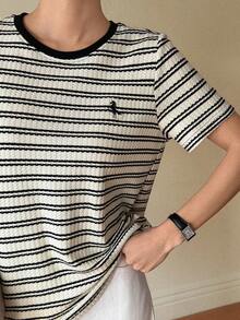 DAZY Áo thun nữ tay ngắn cổ tròn phối màu tương phản, dáng rộng, kẻ sọc, phong cách thành thị thường ngày với họa tiết thêu nhỏ. - Đen và trắng - Xem 2