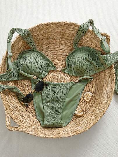 Swim Vcay Ensemble de bikini pour femmes avec bandeau en dentelle vert militaire, bretelles épaisses et décoration de coquillage métallique. Tenue de plage pour les vacances d'été