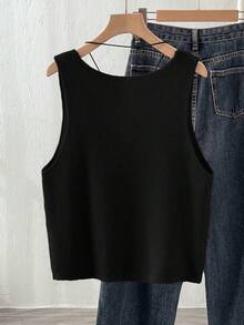 SHEIN Franclia 复古V领针织上衣，通勤叠穿吸睛单品。V领设计，纹理纽扣点缀，竖条纹罗纹，简约廓形，时尚吸睛。精细针织面料，柔软亲肤，轻盈透气，宽松舒适，适合通勤、约会和休闲穿着。 - 黑色 - 查看 2