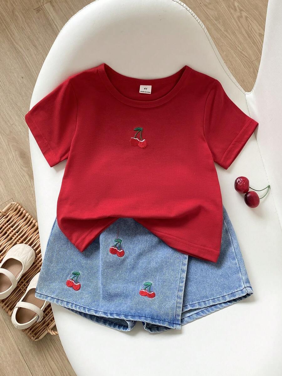 SHEIN Playful Pals Conjunto de verano para niñas de vuelta al colegio, con camiseta de cuello redondo casual y linda con estampado de lunares de colores y arcoíris, y falda pantalón vaquera de unicolor - Rojo - Ver 1