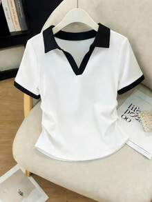 SHEIN 这款女士黑白撞色拼接收腰短袖Polo领T恤，完美展现夏日风情，是节日、送给兄弟姐妹、姐妹、妈妈或母亲节的理想礼物。简约时尚，休闲百搭。 - 彩色 - 查看 3