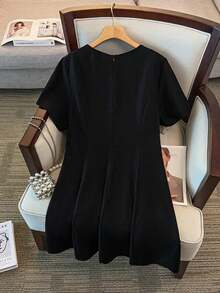 GlowEve CURVE Plus Size Women's Bestselling Elegant Rhinestone Floral Decor Round Neck Fitted Dress, Suitable For Daily Commute, Party, Date, Versatile - Black - View 2