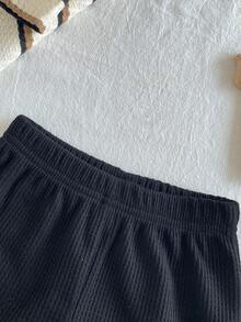 SHEIN Playful Pals 2件套幼儿男童时尚黑白条纹华夫格针织面料口袋圆领短袖T恤和黑色弹力腰字母贴片短裤套装，夏季 - 黑色 - 查看 4