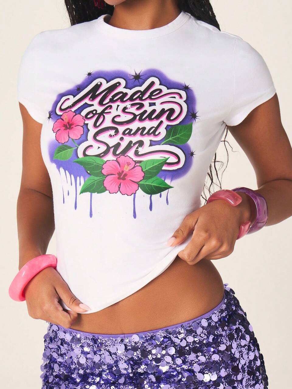 MISSGUIDED T-shirt corta con grafica, stile graffiti, con slogan "Sun and Sin", manica corta, scollo a ciambella, per estate, festival e vacanze