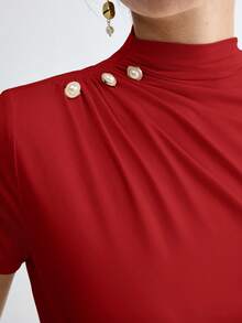 BizChic Áo thun ôm dáng màu đỏ, vai nhún, đính cúc kim loại, đa năng cho mùa xuân/hè, phù hợp cho Lễ Phục Sinh, Ngày Thánh Patrick, đi làm, mặc hàng ngày, phong cách thường ngày, lãng mạn, retro thập niên 90, dự tiệc, đi biển, lễ tốt nghiệp, kỳ nghỉ, dự đám cưới, ăn sáng muộn, ở sân bay. - Đỏ - Xem 10