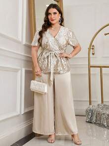 SHEIN Clasi Bộ trang phục công sở thường ngày dành cho nữ cỡ lớn: Áo tay ngắn cổ chữ V, chất liệu jacquard, thiết kế thắt eo, kết hợp với quần ống rộng. - Vàng - Xem 7