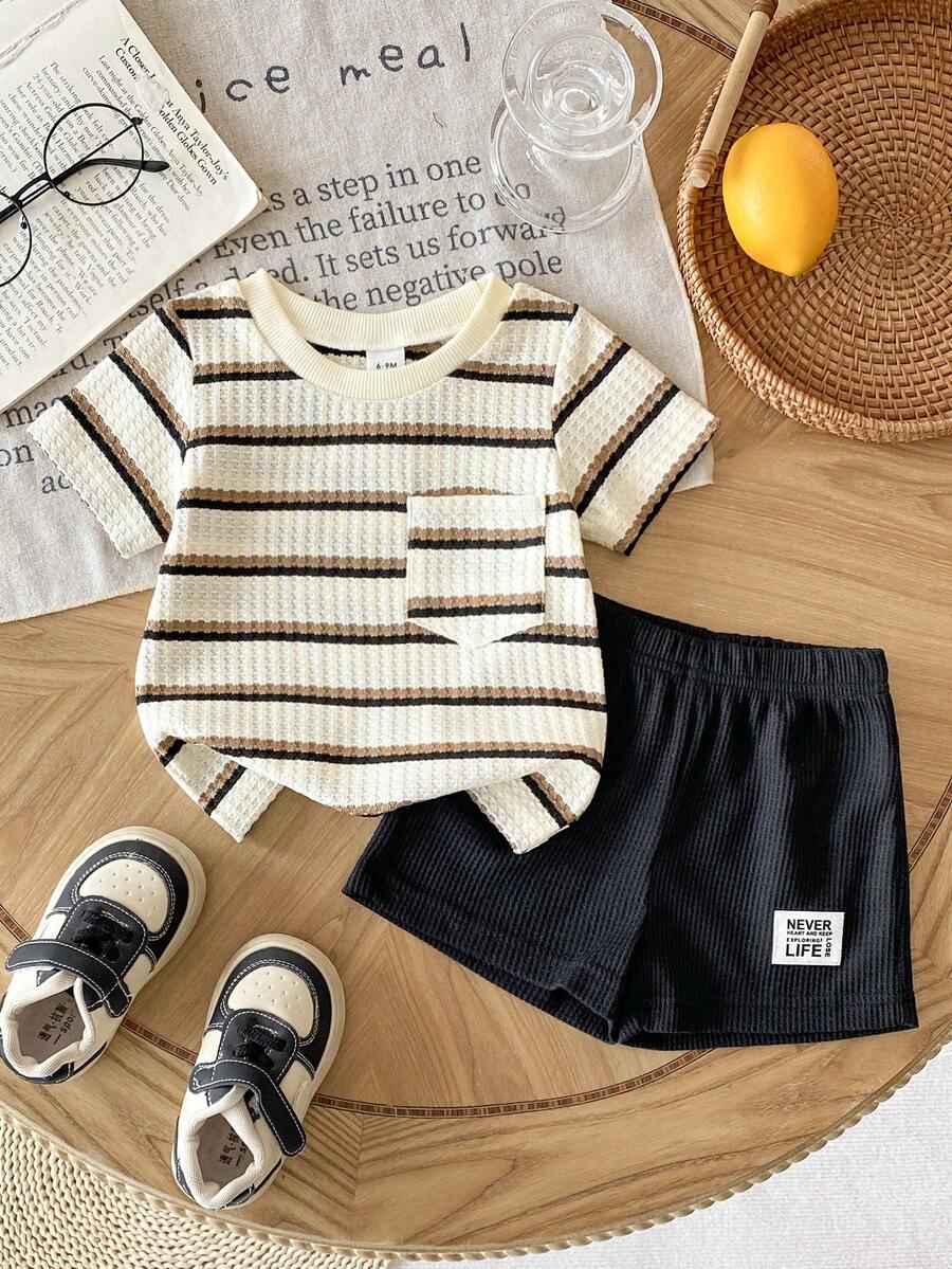 SHEIN Playful Pals 2件套幼儿男童时尚黑白条纹华夫格针织面料口袋圆领短袖T恤和黑色弹力腰字母贴片短裤套装，夏季 - 黑色 - 查看 1