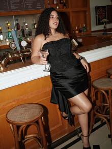 SHEIN MOD 大码女式串珠刺绣褶皱时尚迷你连衣裙，派对礼服，飘逸连衣裙，紧身连衣裙，黑色迷你连衣裙，黑色涤纶缎面迷你连衣裙，蕾丝紧身胸衣，无肩带设计，修身廓形，垂坠纯色经典款式，面料顺滑，适合春夏日常穿着，都市女装，婚纱 - 黑色 - 查看 9