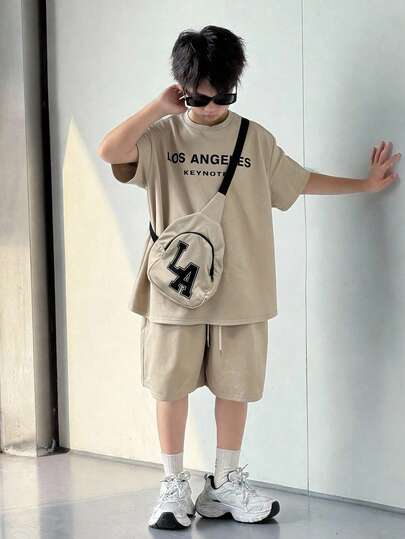 Bộ 3 món dành cho bé trai/thiếu niên, kiểu dáng thường ngày thoải mái, in chữ, cổ tròn, tay ngắn, quần short và túi đeo chéo, thích hợp cho trường học, dã ngoại, bãi biển, sinh nhật, mùa thu và mùa đông.