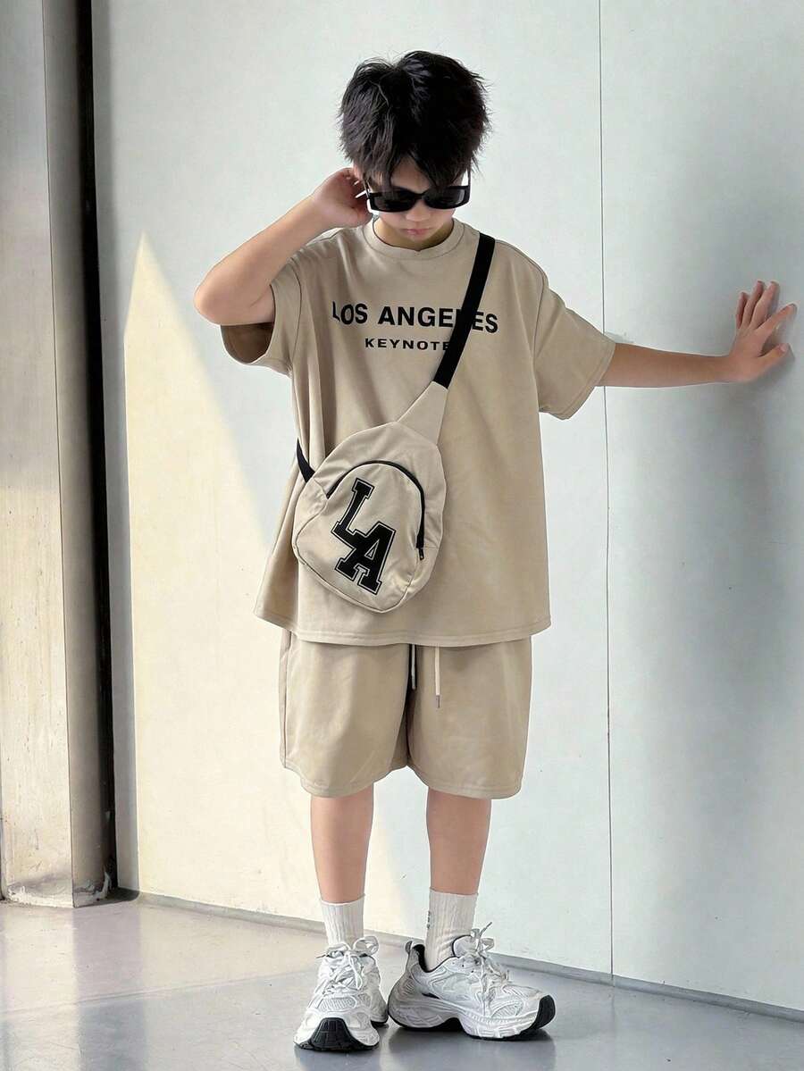 SHEIN Little Byeori 3件套儿童/青少年男童休闲日常舒适字母印花圆领短袖T恤、短裤和斜挎包三件套，适合上学、花园、海滩、生日、秋冬季节穿着。