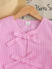 SHEIN 适合少女的条纹甜美套装： - 无袖背心 - 圆领上衣，饰有三层蝴蝶结和荷叶边下摆 - 配套宽松短裤 - 面料柔软，适合夏季穿着 - 条纹图案和可爱蝴蝶结设计，适合日常穿着或休闲场合 - 舒适易搭配，易于保养 - 粉色 - 查看 3