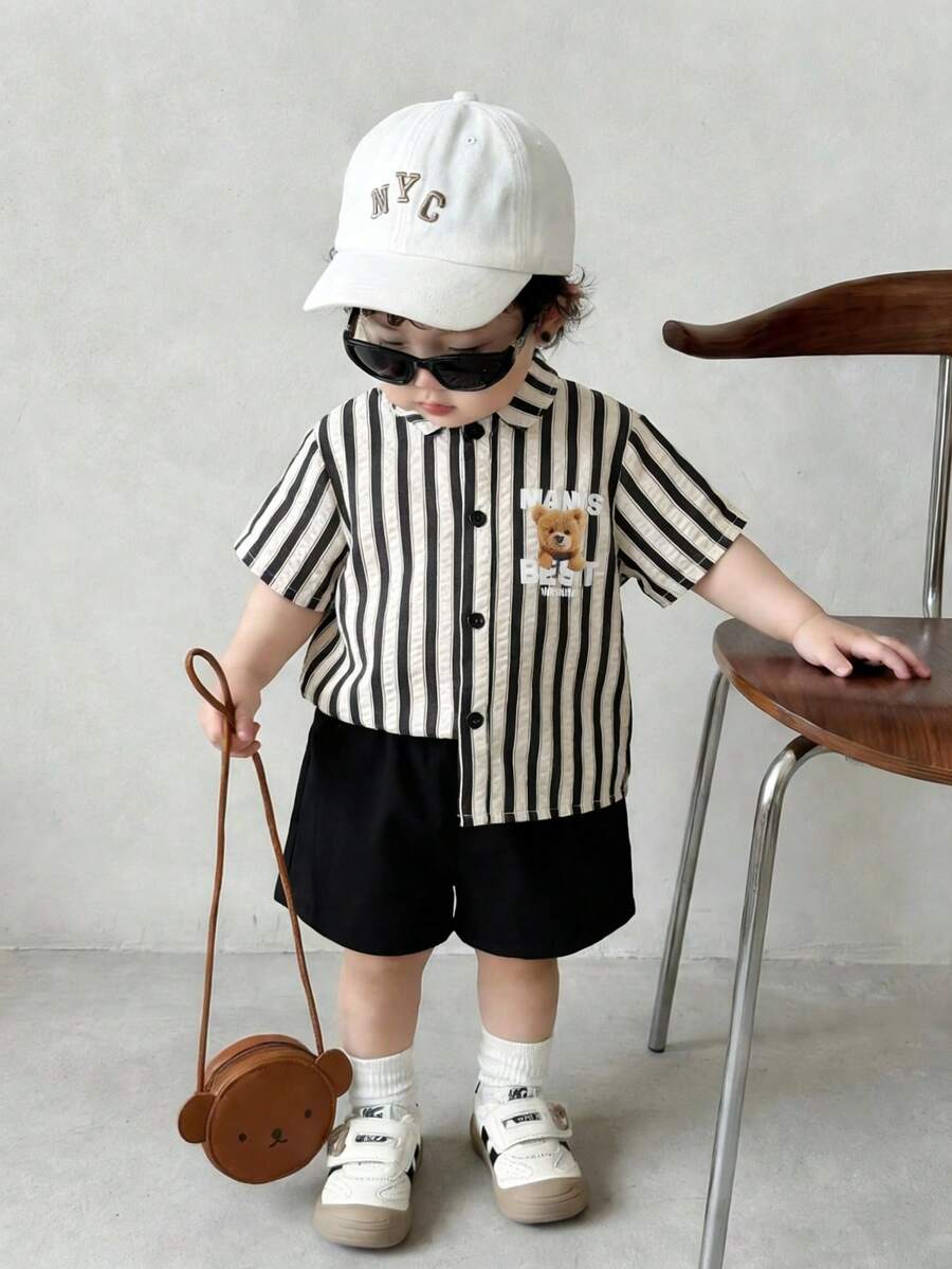 SHEIN Playful Pals 6-36个月婴幼儿两件套,男女宝宝通用卡其色条纹小熊印花短袖衬衫+纯色弹力腰短裤,适合春夏日常休闲穿着及度假。 - 黑與白 - 查看 1