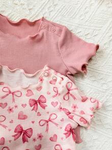 SHEIN Kids Dozemod 四件套休闲蝴蝶结图案荷叶边圆领短袖上衣和裤子针织罗纹睡衣套装，适合新生女童，夏季印花 - 粉色 - 查看 2