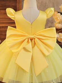 SHEIN Glamorique Kids Đầm công chúa cho bé gái, màu vàng lưới, tay áo bồng bềnh càng làm tăng thêm vẻ đáng yêu và tinh nghịch. Viền đầm được trang trí bằng lưới đính ngọc trai, và phía sau lưng có chiếc nơ satin lớn hình chữ V có thể tháo rời, rất thích hợp cho các dịp sinh nhật, khiêu vũ, đám cưới, lễ hội, các sự kiện trang trọng, biểu diễn piano, tổ chức tiệc tùng hoặc các dịp đặc biệt. Có thể mặc hàng ngày, bao gồm đầm dạ hội, đầm mùa hè, đầm xòe mùa xuân màu vàng, đầm cho bé gái, đầm tutu màu vàng, trang phục dự tiệc sinh nhật màu vàng. - Màu vàng - Xem 5