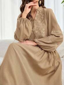 Al Najma 女士优雅花卉刺绣缺角领灯笼袖阿拉伯风格连衣裙，秋季 - 卡其色 - 查看 2