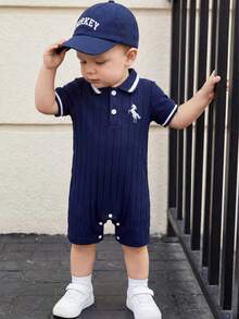 SHEIN Playful Pals 3-24M 男嬰 Polo 領刺繡馬前襟連身褲 海軍藍 夏季休閒 親子款 柔軟彈性面料 學院風 壓扣開襟 - 藍色 - 查看 3