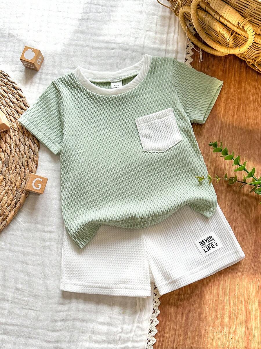 SHEIN Vintaside Kids 2件套幼儿男童时尚黑白条纹华夫格针织面料口袋圆领短袖T恤和黑色弹力腰字母贴片短裤套装，夏季