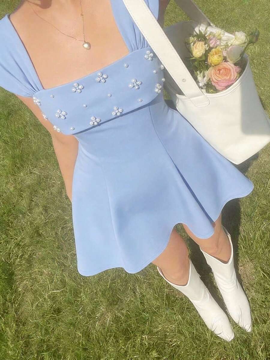 SHEIN 青少年女孩純色淡藍色人造珍珠串珠喇叭裙-花園茶會、春夏穿著、春假、度假、野餐、節慶、生日穿搭,淺藍色迷你裙花卉串珠裝飾寬肩帶貼身喇叭裙 - 藍色 - 查看 1