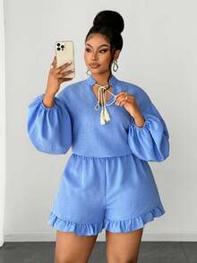 Maweii Ensemble chemise et short grande taille, élégant, uni, en tissu texturé tissé, col montant, manches bouffantes, col à nouer, épaules tombantes, ourlet à volants, taille élastique. Nouveauté grande taille. Idéal pour les soirées, les sorties, les rendez-vous galants, la Saint-Valentin, les vacances ou toute autre occasion. Pièce tendance et polyvalente. - Multicolore - Voir 3