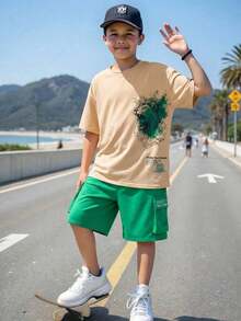SHEIN 2件套青少年男童卡其色狮子撞色卡通印花绿色短裤套装，休闲舒适，百搭，面料柔软，适合日常穿着、上学、郊游、户外活动、音乐节、假期、海滩度假、夏季、春夏穿着。 - 彩色 - 查看 5
