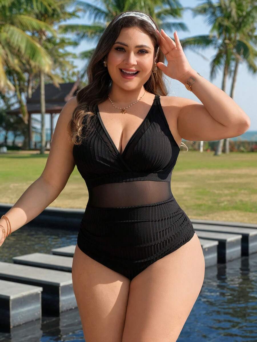 Swim Lushoire 加大码黑色条纹拼接V领褶皱腰带连体泳衣，成熟设计，适合夏季海滩度假 - 黑色 - 查看 1