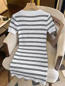 GlowEve Gaun Sweater Rajut Elegan Serbaguna dengan Perpaduan Warna Gaya Eropa dan Amerika Terbaru - Hitam dan Putih - View 2