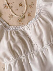 SHEIN 这款时尚休闲的白色短袖上衣专为少女设计，采用半开襟设计，领口饰有精致蕾丝花边，经典方领，甜美的泡泡袖，以及前襟精致的纽扣，方便穿脱。可调节腰身和A字下摆，尽显娃娃衫的童趣魅力。适合日常穿着、上学、旅行等各种场合，是春夏的理想之选。 - 白色 - 查看 4