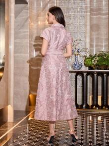 Modelyn Đầm nữ mùa xuân/hè màu hồng dệt jacquard, tay ngắn, cổ cài cúc, dáng chữ A thanh lịch. - Hồng - Xem 2